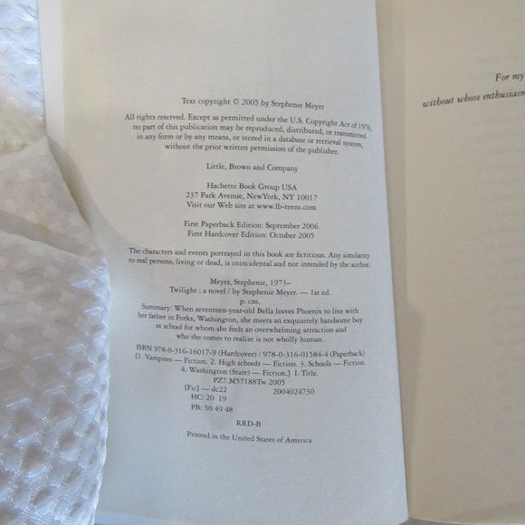 Paperback Book Twilight   The #1 New York Times Best Seller by Stephenie Meyer - Picture 3 of 11